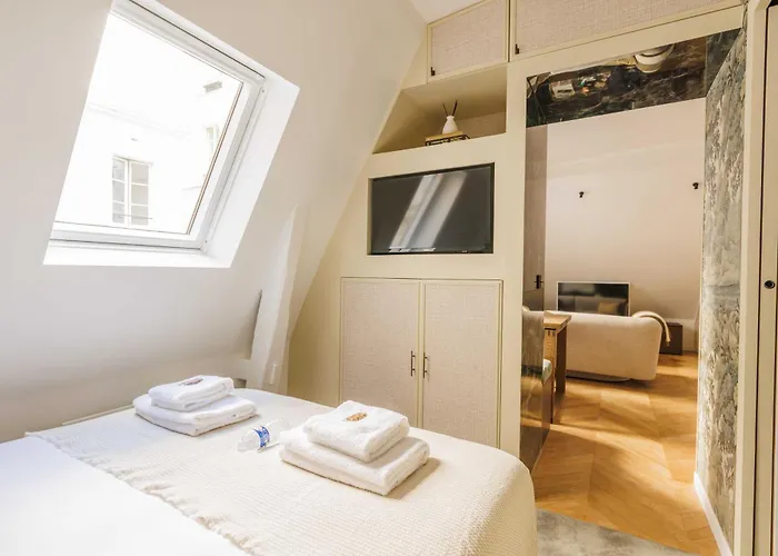 Classy St Honore - Louvre Apartment Paris